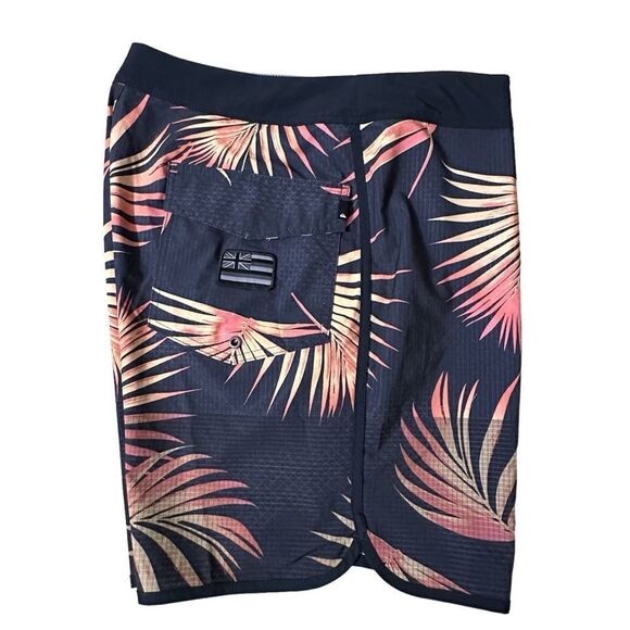 Quiksilver Highline ~ Mens Boardshorts ~ size 38 ~ black with leaf print - Picture 3 of 12